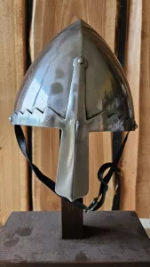 Normanen Helm mit Stirnverzierung